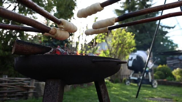 Zusammen Stockbrot grillen am Lagerfeuer in Grillschale