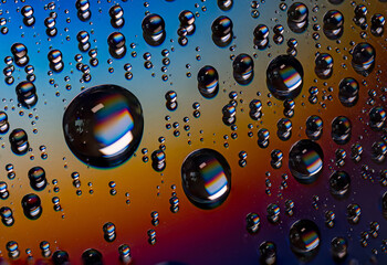 Makro odbicie wody na płycie cd © Ania