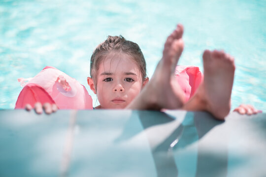 une petite fille &agrave; la piscine avec le regard fixe