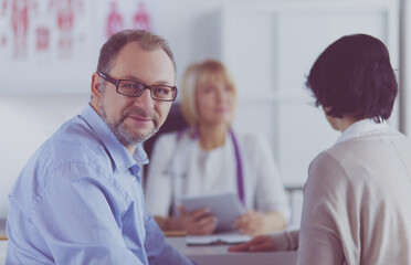 Obraz premium Smiling medical doctor and patient. Health care