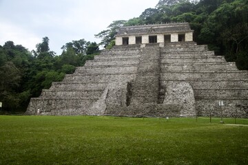 Fototapeta na wymiar mayan pyramid in palenque