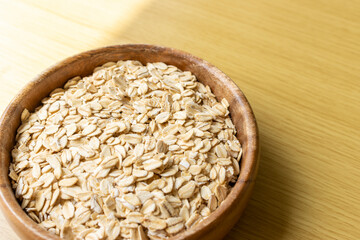 木製の皿に入れたオートミール