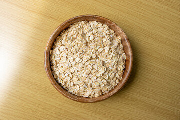 木製の皿に入れたオートミール