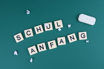 Schulanfang in Deutschland in verschiedenen Bundesländern; Buchstaben mit bunten Stiften, Radiergummi, A B C, Papier