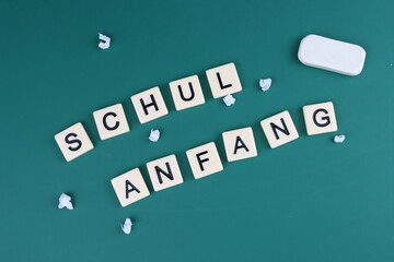 Schulanfang in Deutschland in verschiedenen Bundesländern; Buchstaben mit bunten Stiften, Radiergummi, A B C, Papier