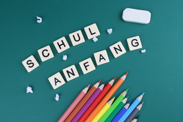 Schulanfang in Deutschland in verschiedenen Bundesländern; Buchstaben mit bunten Stiften,...