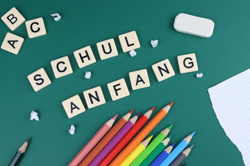 Schulanfang in Deutschland in verschiedenen Bundesländern; Buchstaben mit bunten Stiften, Radiergummi, A B C, Papier