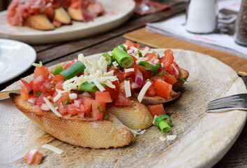 bruschetta mit tomaten , zwiebel und käse