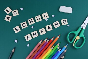 Schulanfang in Deutschland in verschiedenen Bundesländern; Buchstaben mit bunten Stiften, Radiergummi, A B C, Papier