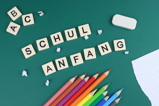 Schulanfang in Deutschland in verschiedenen Bundesl&auml;ndern; Buchstaben mit bunten Stiften, Radiergummi, A B C, Papier
