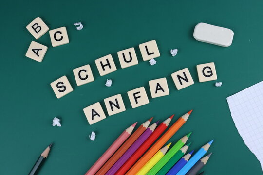 Schulanfang in Deutschland in verschiedenen Bundesl&auml;ndern; Buchstaben mit bunten Stiften, Radiergummi, A B C, Papier
