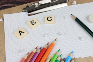 Schulanfang in Deutschland in verschiedenen Bundesländern; Buchstaben mit bunten Stiften, Radiergummi, A B C, Papier