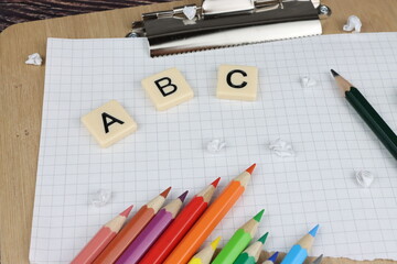 Schulanfang in Deutschland in verschiedenen Bundesländern; Buchstaben mit bunten Stiften, Radiergummi, A B C, Papier