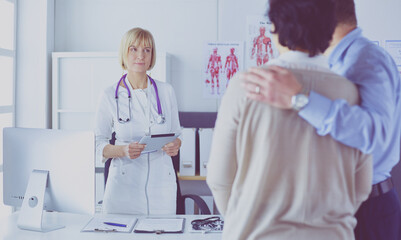 Obraz premium Medical doctor and young couple patients in hospital