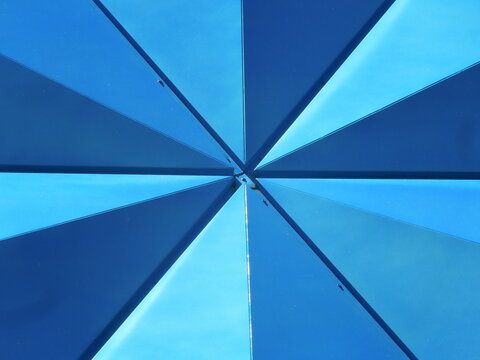 Estructura metálica modular azul celeste. Simetria. Planetario de Malargue, Mendoza.
