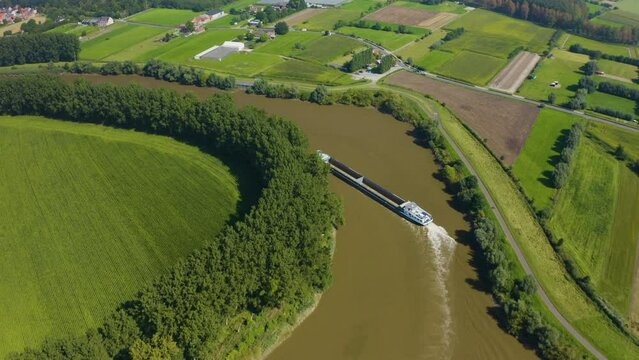 Barge taking a turn on the Schelde