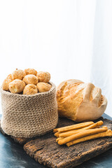 pan casero con grisines y chipa, horneados de panaderia