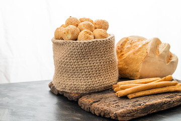 pan casero con grisines y chipa, horneados de panaderia