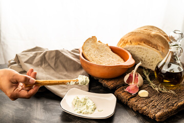 grisines y pan de campo, con aceite de oliva, ajo y mayonesa saborizada