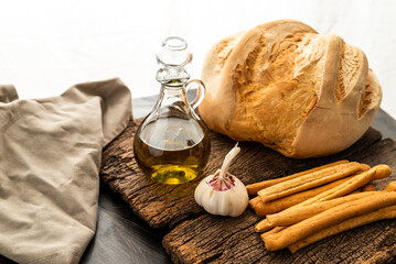 grisines y pan de campo, con aceite de oliva, ajo y mayonesa saborizada