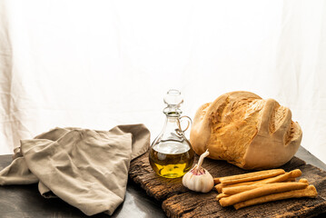 grisines y pan de campo, con aceite de oliva, ajo y mayonesa saborizada