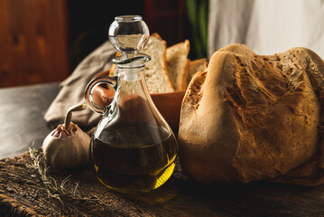 grisines y pan de campo, con aceite de oliva, ajo y mayonesa saborizada