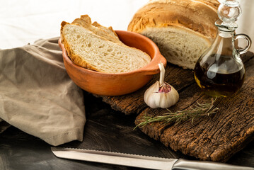 grisines y pan de campo, con aceite de oliva, ajo y mayonesa saborizada