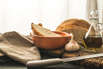 grisines y pan de campo, con aceite de oliva, ajo y mayonesa saborizada