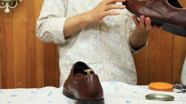 靴磨き作業　職人　工房　指でクリームを塗りこむ
