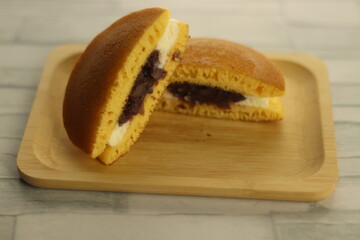 バンブートレイに盛り付けられたカットされたどら焼き