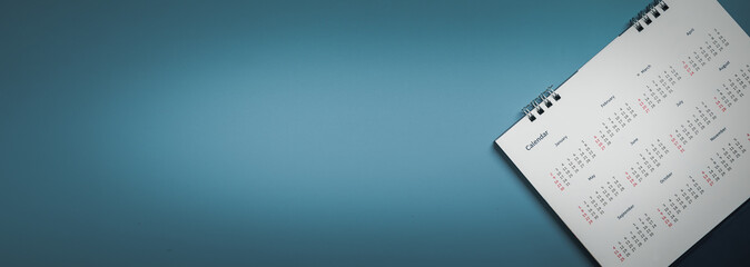 Naklejka premium Embroidered red pins on a calendar event Planner calendar,clock to set timetable organize schedule,planning for business meeting or travel planning concept.