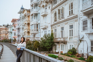 Obraz premium beautiful woman exploring bebek bosphorus area enjoying the beauty of historical building in arnavutkoy