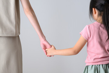 手を繋ぐ親子　後ろ姿