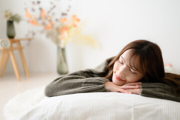 部屋で眠る女性