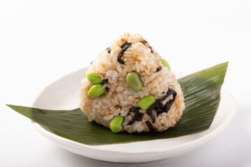 枝豆と塩昆布のおにぎり　(国産もち麦入り)