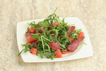 Duck salad with ruccola and grapefruit