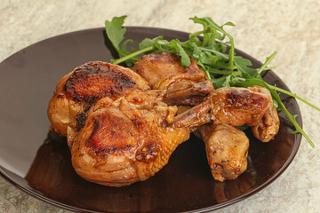 Roasted chicken leg with rucola