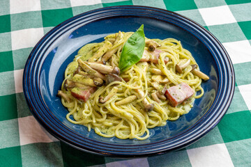 ベーコンときのこのバジルクリームパスタ