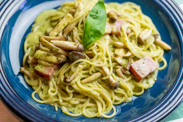 ベーコンときのこのバジルクリームパスタ