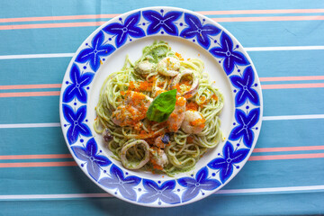 海の幸たっぷりのバジルソース