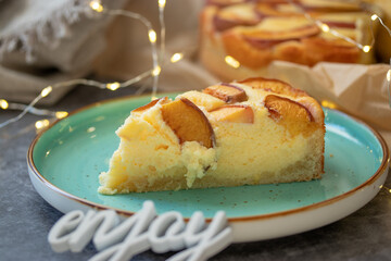 Kuchenstück mit Obst