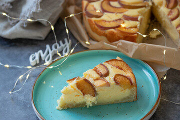 Käsekuchen Stück mit Pfisichen
