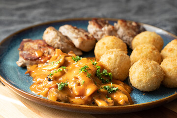 Soße mit Schweinefilet und Kroketten
