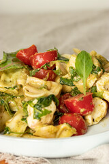 Tortellini Salat mit Pesto