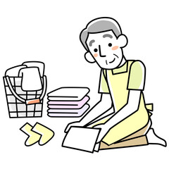 エプロンを着けて洗濯物をたたむシニア男性