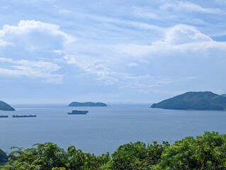 中央に浮かぶ下松市の古島と右に見える周南市大島の一部(山口県下松市笠戸島の外史公園から撮影)