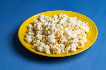 【スナック】黄色の皿の上のポップコーン　菓子