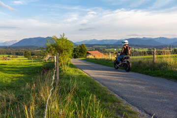 Motorradfahrer in den Alpen - 524785800