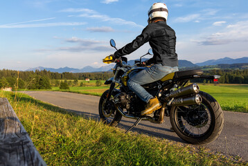 Motorradfahrer in den Alpen - 524785801