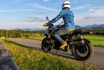Motorradfahrer in den Alpen - 524785802
